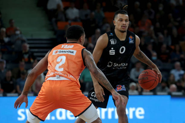 截然不同的 截然不同的